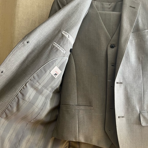 Light gray 3 piece slim fit suit 36Sx30 - Picture 8 of 12